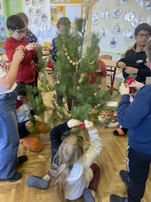 Zdobení třídního vánočního stromečku, 4. 12. 2024
