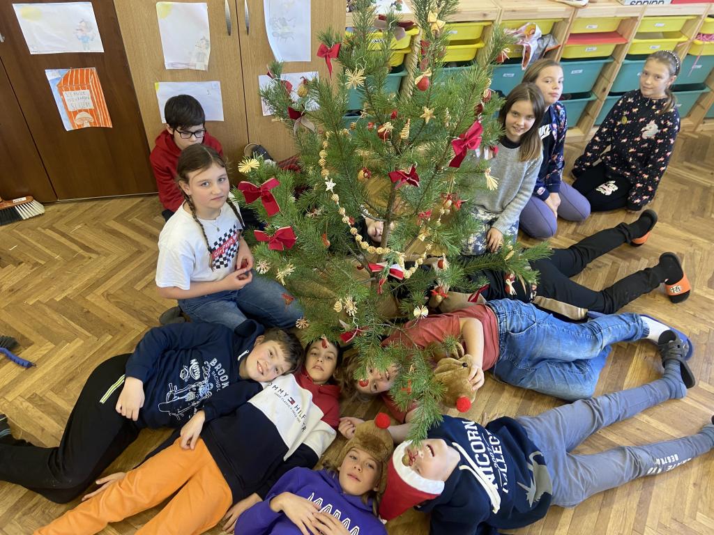 Zdobení třídního vánočního stromečku, 4. 12. 2024