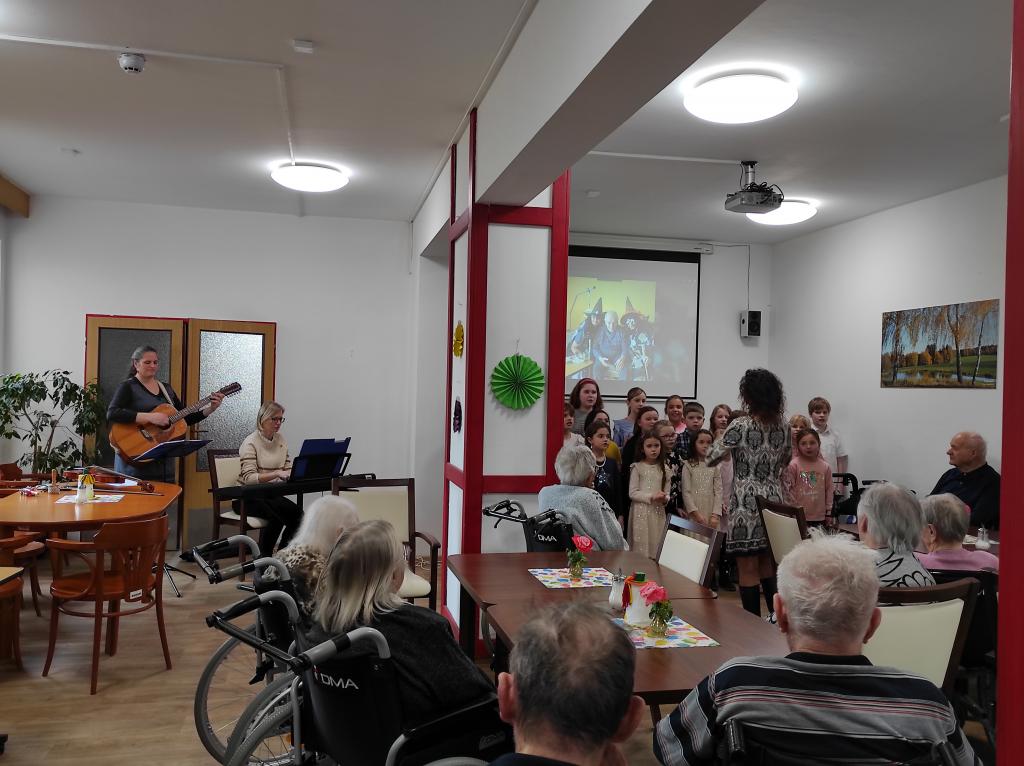 Pěvecký sbor - vystoupení na masopustním veselí v SeniorCentru Skuteč, 25. 2. 2025
