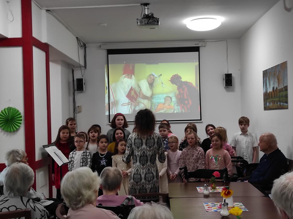 Pěvecký sbor - vystoupení na masopustním veselí v SeniorCentru Skuteč, 25. 2. 2025
