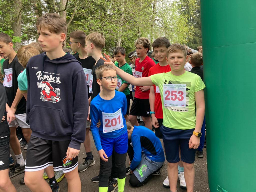 Žáci 6. třídy uctívají památku vypálené osady Ležáky během na Memoriálu Josefa Štulíka, 24. 4. 2025