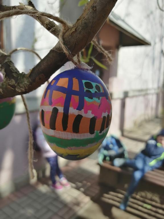 Zdobení vajíček a jejich věšení na školní vajíčkovník, 1. 4. 2025