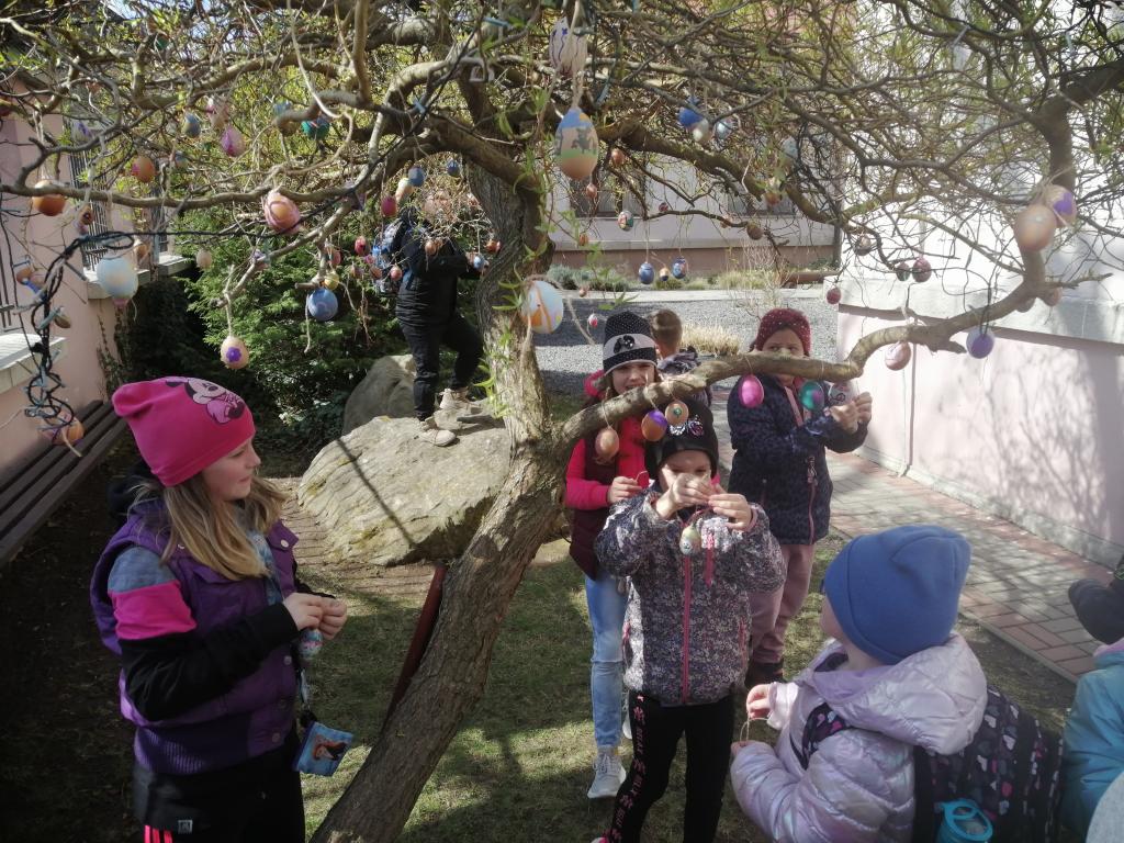 Zdobení vajíček a jejich věšení na školní vajíčkovník, 1. 4. 2025