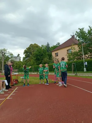 Atletické závody škol v Hrochově Týnci přinesly napínavé souboje i radost z pohybu, 27. 5. 2025
