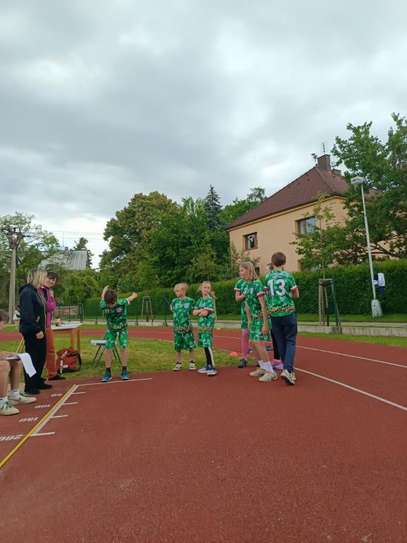 Atletické závody škol v Hrochově Týnci přinesly napínavé souboje i radost z pohybu, 27. 5. 2025