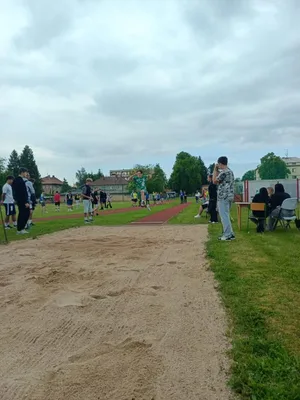 Atletické závody škol v Hrochově Týnci přinesly napínavé souboje i radost z pohybu, 27. 5. 2025