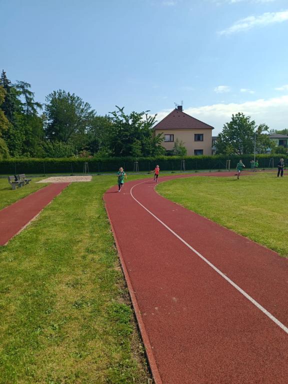 Atletické závody škol v Hrochově Týnci přinesly napínavé souboje i radost z pohybu, 27. 5. 2025