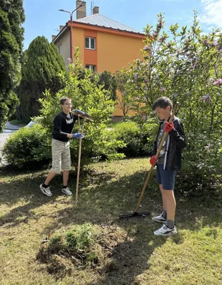 Jarní úklid parku před školou, 2. 5. 2025