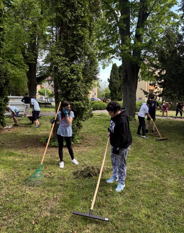 Jarní úklid parku před školou, 2. 5. 2025