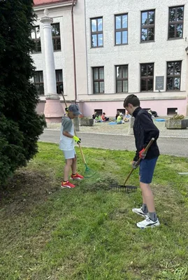 Jarní úklid parku před školou, 2. 5. 2025