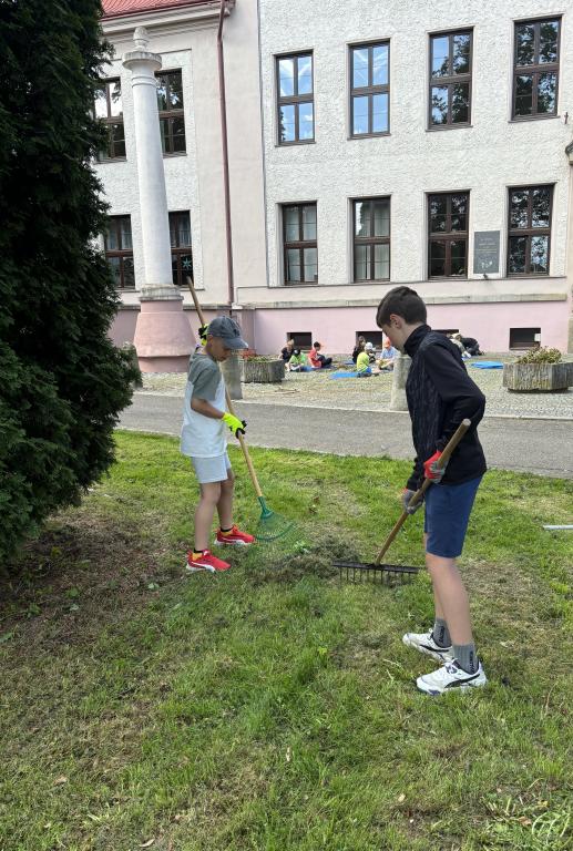 Jarní úklid parku před školou, 2. 5. 2025