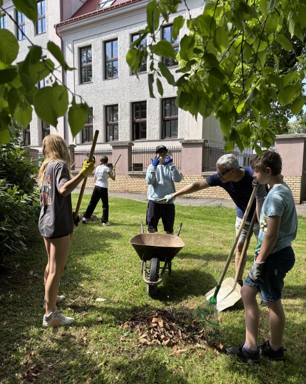 Jarní úklid parku před školou, 2. 5. 2025