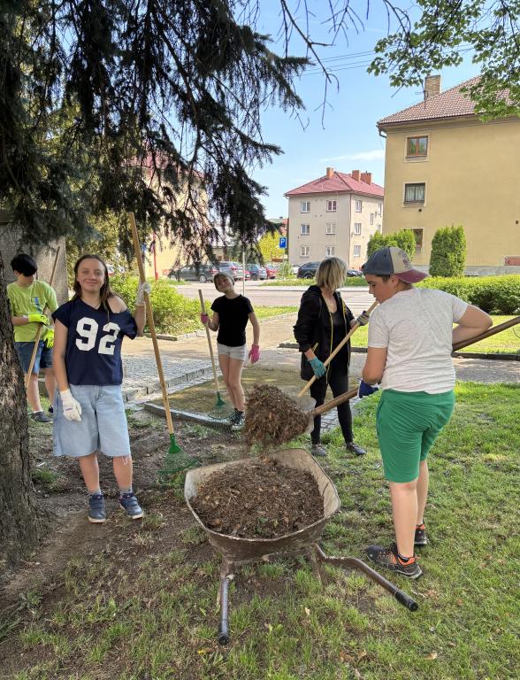 Jarní úklid parku před školou, 2. 5. 2025