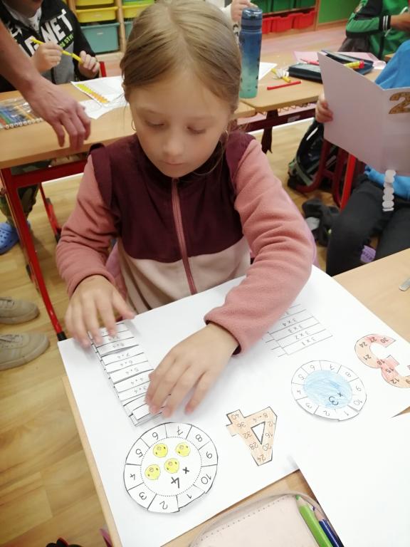 Výroba lapbooku (učební pomůcky) s násobilkou nás baví, 19. 5. 2025