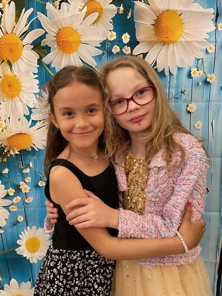 foto s kamarádem ve třídě, 4. 6. 2025