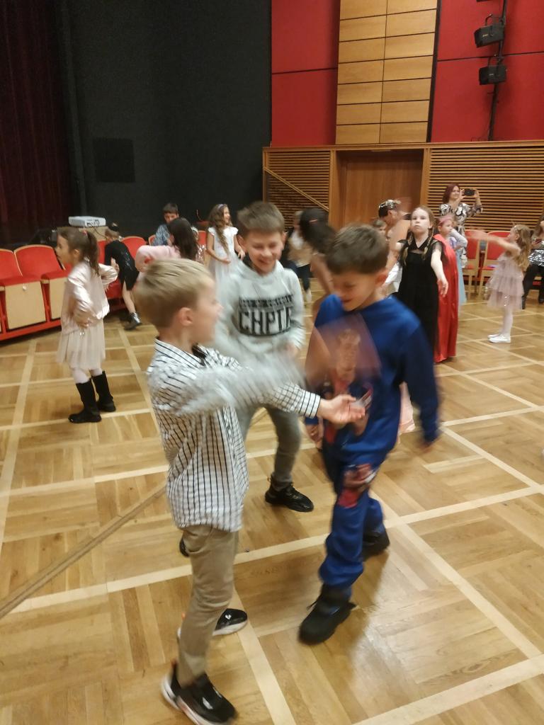 1. školní ples v teniskách, 28. 11. 2025