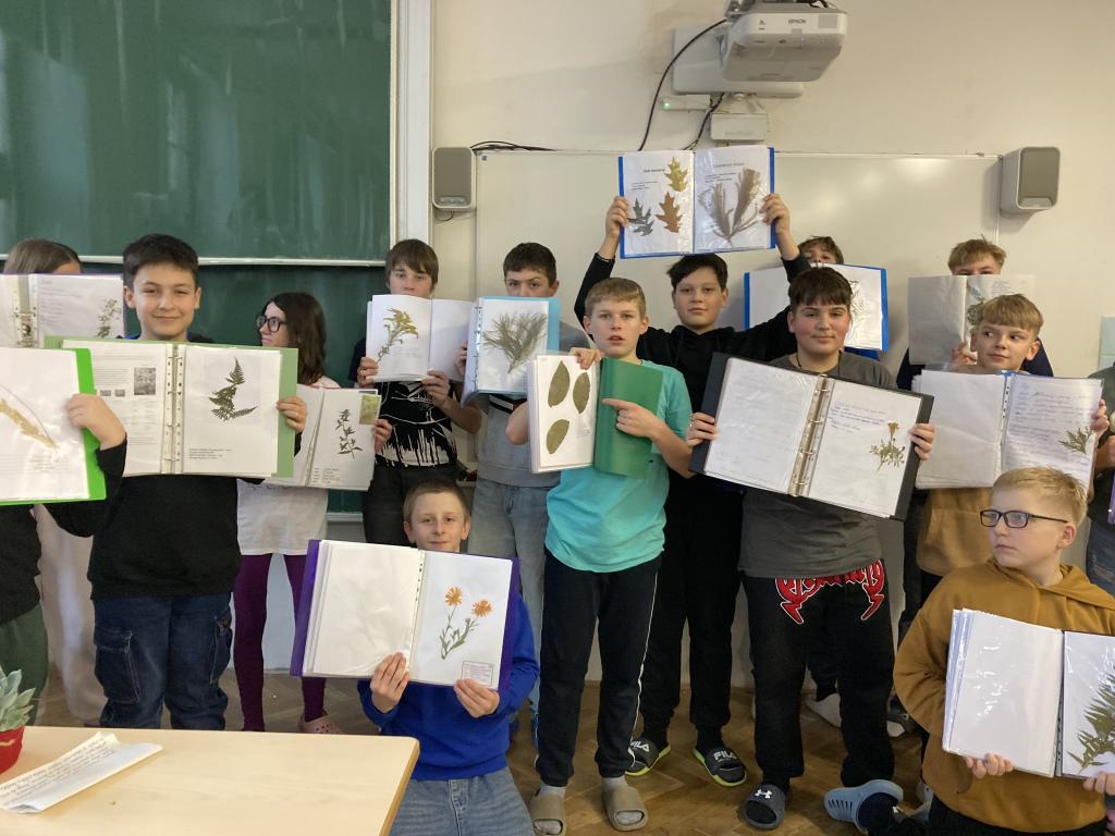 Přírodopis: Herbáře rostlin, digitální herbáře. Laboratorní práce - vnější stavba těla ryb, 19. 11. 2025