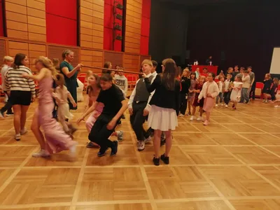 První školní ples v teniskách, 28. 11. 2025