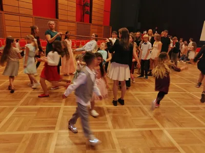 První školní ples v teniskách, 28. 11. 2025