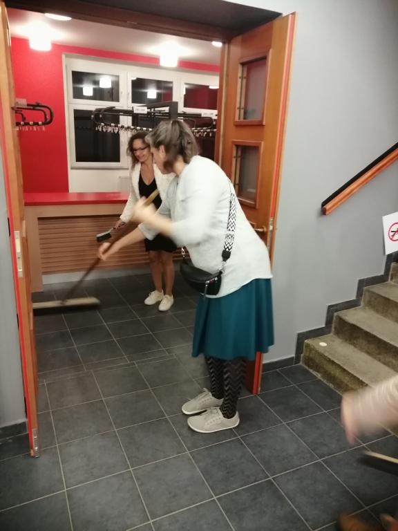 První školní ples v teniskách, 28. 11. 2025