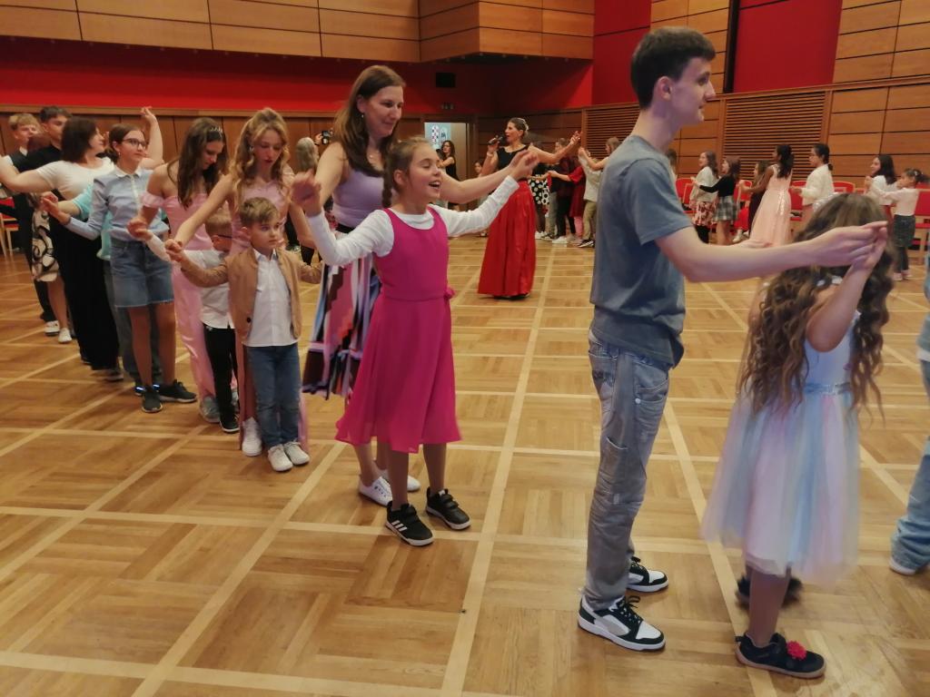 První školní ples v teniskách, 28. 11. 2025