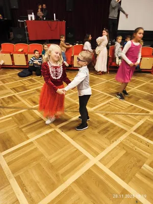 První školní ples v teniskách, 28. 11. 2025