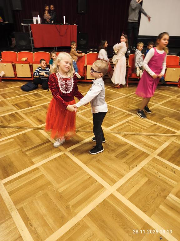 První školní ples v teniskách, 28. 11. 2025