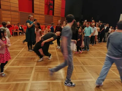První školní ples v teniskách, 28. 11. 2025