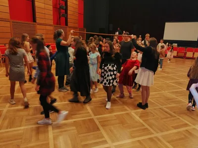 První školní ples v teniskách, 28. 11. 2025
