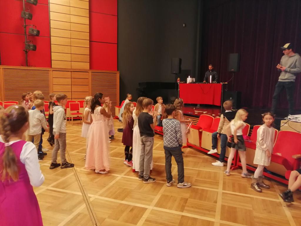 První školní ples v teniskách, 28. 11. 2025