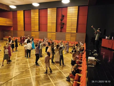 První školní ples v teniskách, 28. 11. 2025