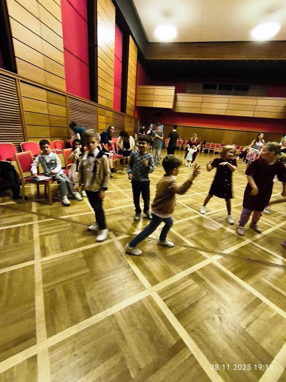 První školní ples v teniskách, 28. 11. 2025