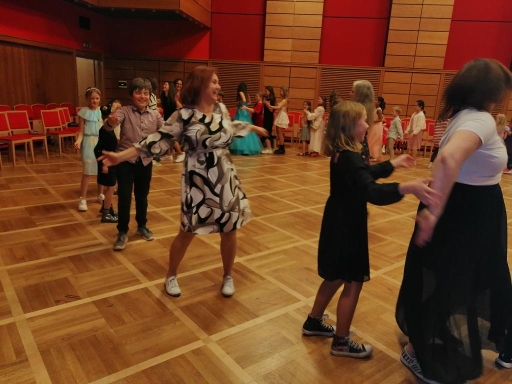 První školní ples v teniskách, 28. 11. 2025