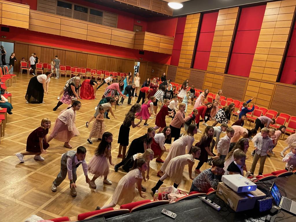 Školní ples v teniskách, 28. 11. 2025