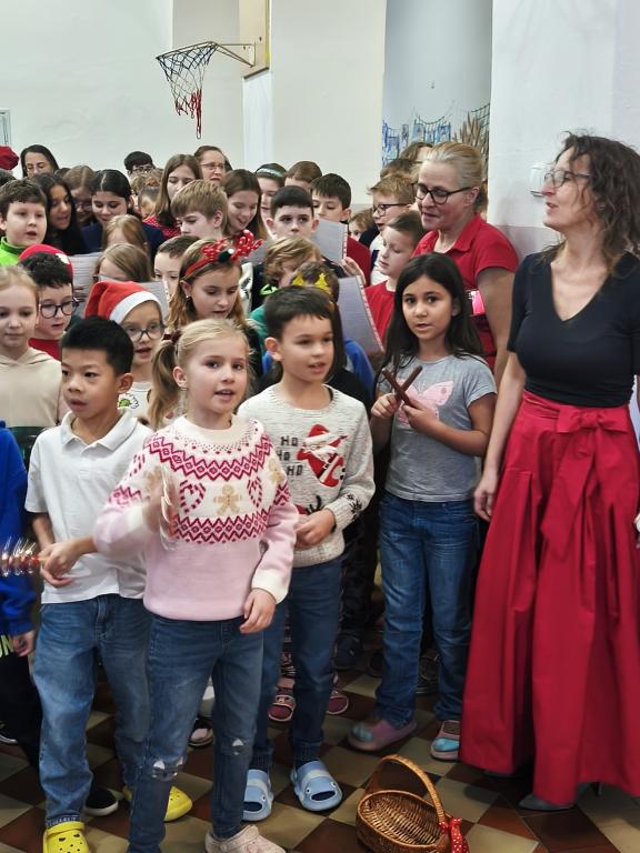 Zpívání u stromečku aneb poslední školní den roku 2025 spolu, 19. 12. 2025