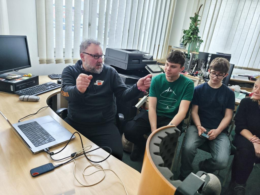 Mladí dokumentaristé v akci: Žáci ladili příběhy „Paměti národa“ v Českém rozhlase, 24. 2. 2026