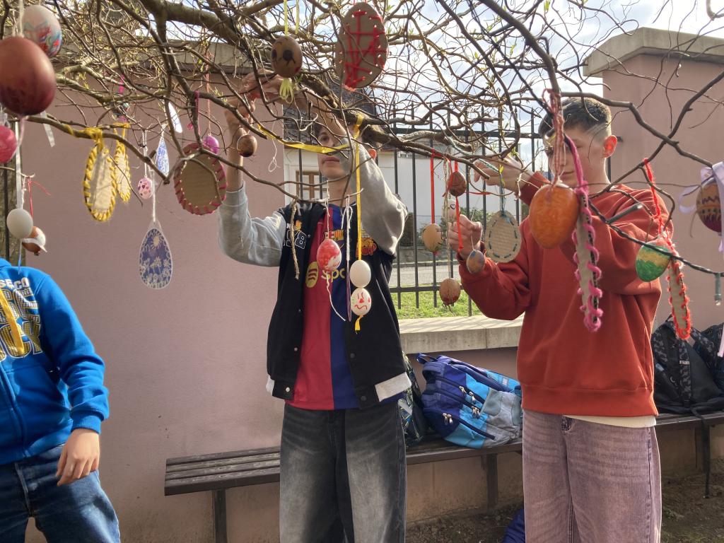 Blíží se Velikonoce - zdobíme školní vajíčkovník, 23. 3. 2026