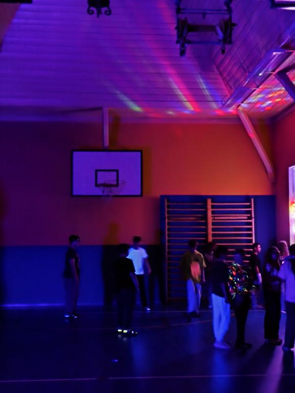 Školní disko aneb neonová jízda v tělocvičně: Tenhle pátek byl legendární!, 13. 3. 2026