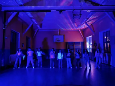 Školní disko aneb neonová jízda v tělocvičně: Tenhle pátek byl legendární!, 13. 3. 2026