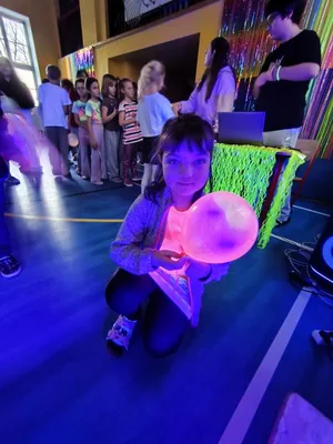 Školní disko aneb neonová jízda v tělocvičně: Tenhle pátek byl legendární!, 13. 3. 2026