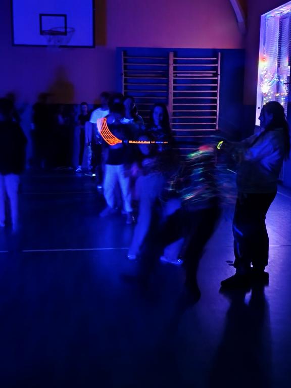 Školní disko aneb neonová jízda v tělocvičně: Tenhle pátek byl legendární!, 13. 3. 2026