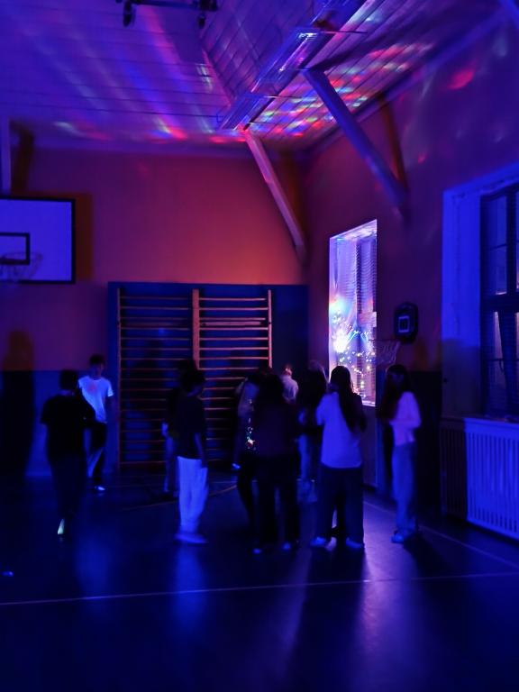 Školní disko aneb neonová jízda v tělocvičně: Tenhle pátek byl legendární!, 13. 3. 2026