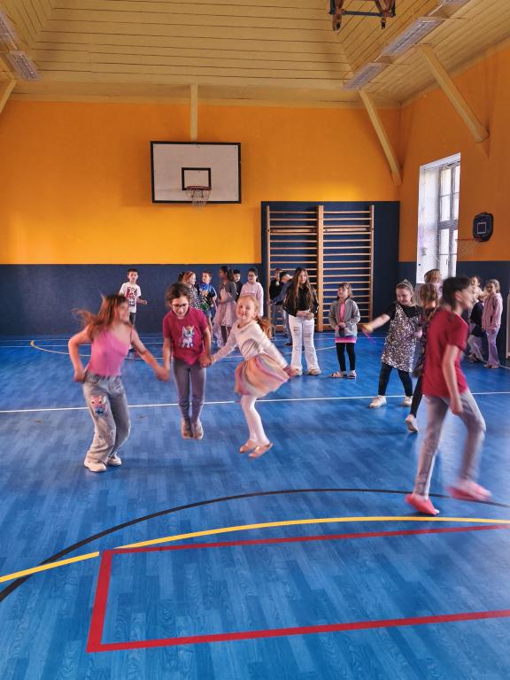 Školní disko aneb neonová jízda v tělocvičně: Tenhle pátek byl legendární!, 13. 3. 2026