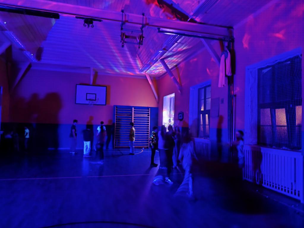 Školní disko aneb neonová jízda v tělocvičně: Tenhle pátek byl legendární!, 13. 3. 2026