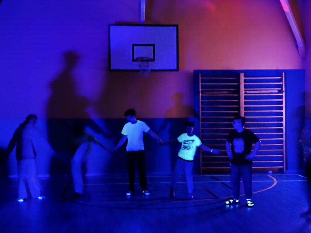 Školní disko aneb neonová jízda v tělocvičně: Tenhle pátek byl legendární!, 13. 3. 2026