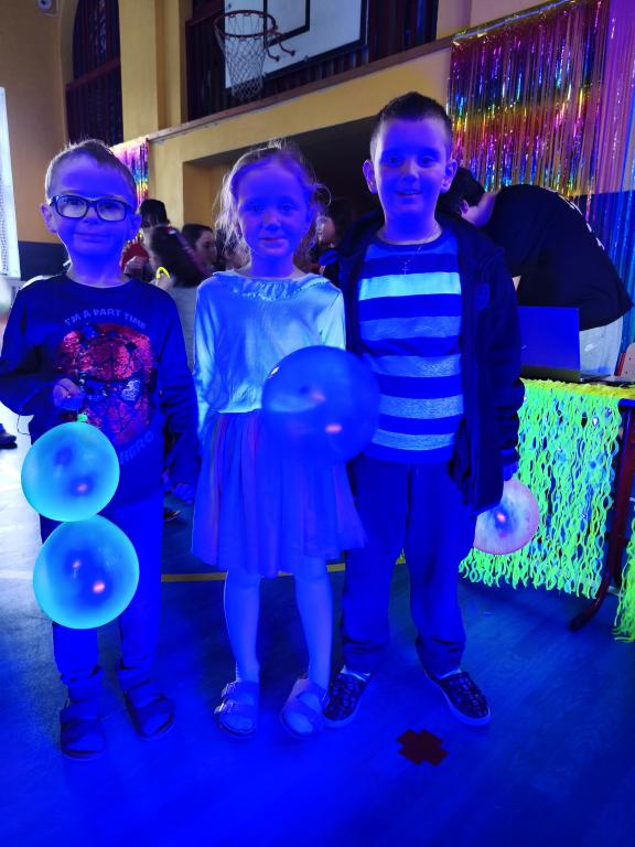 Školní disko aneb neonová jízda v tělocvičně: Tenhle pátek byl legendární!, 13. 3. 2026