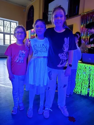 Školní disko aneb neonová jízda v tělocvičně: Tenhle pátek byl legendární!, 13. 3. 2026