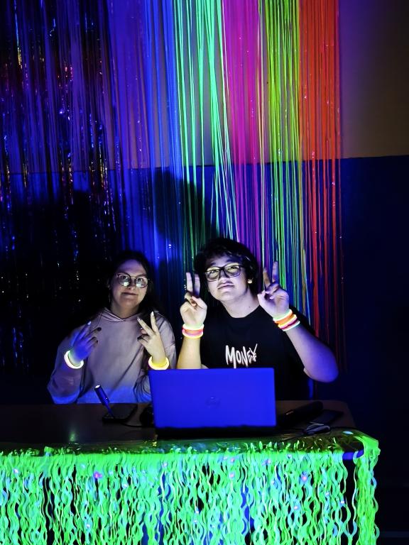 Školní disko aneb neonová jízda v tělocvičně: Tenhle pátek byl legendární!, 13. 3. 2026