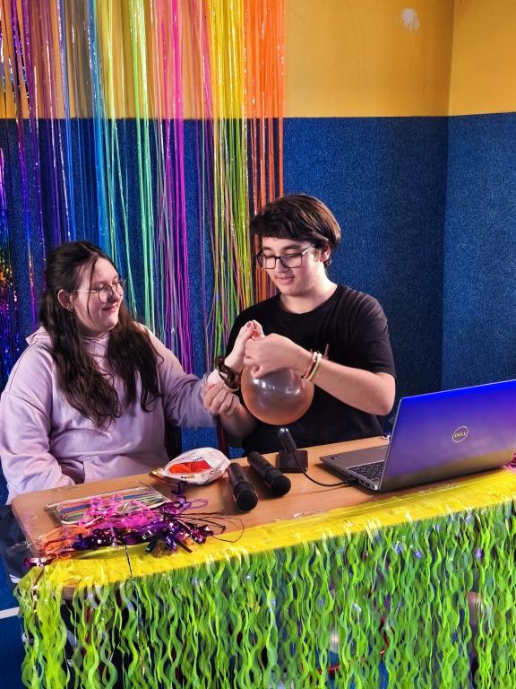 Školní disko aneb neonová jízda v tělocvičně: Tenhle pátek byl legendární!, 13. 3. 2026