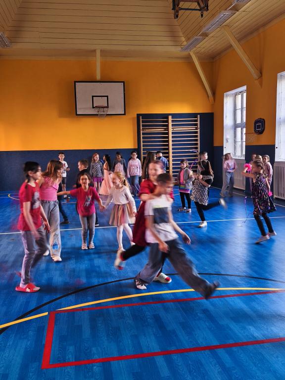 Školní disko aneb neonová jízda v tělocvičně: Tenhle pátek byl legendární!, 13. 3. 2026